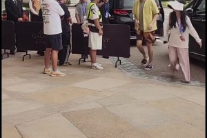 郭艾伦录制《跑男》现场 这是准备撕名牌了！